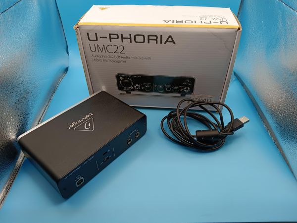 Купить Behringer U-Phoria UMC22 в Томск за 1800 руб.