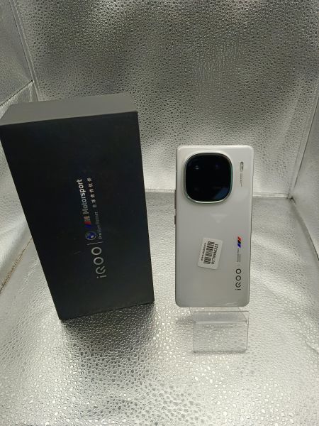 Купить iQOO 12 12/256GB (V2307A) Duos в Томск за 40400 руб.