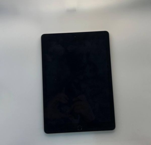 Купить Apple iPad 5 2017 32GB (A1822) (без SIM) в Новосибирск за 5600 руб.
