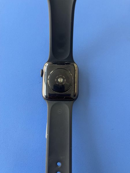 Купить Apple Watch SE 40mm (A2351) с СЗУ в Шелехов за 5000 руб.