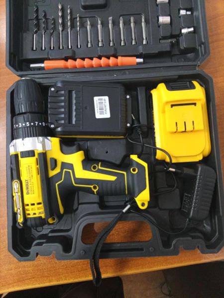 шуруповёрт аккумуляторный DeWALT без модели (Шуруповёрт) с СЗУ в Ангарск