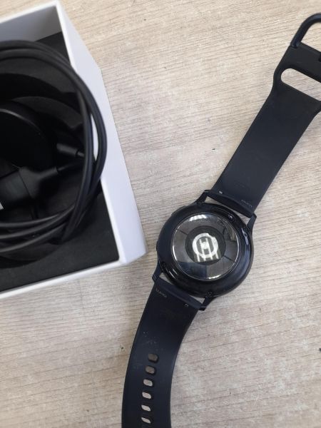 Купить Samsung Galaxy Watch Active 2 (SM-R830) с СЗУ в Иркутск за 1600 руб.