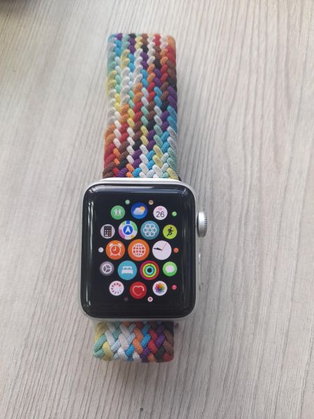 Купить Apple Watch Series 3 38mm (A1858) с СЗУ в Иркутск за 1650 руб.
