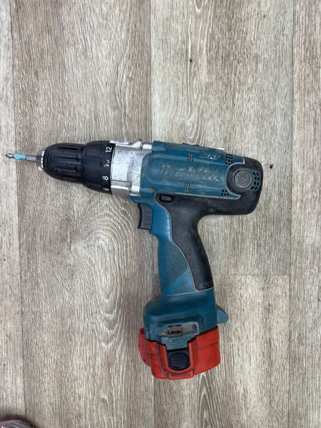 Купить Makita 6319D с СЗУ в Иркутск за 4100 руб.