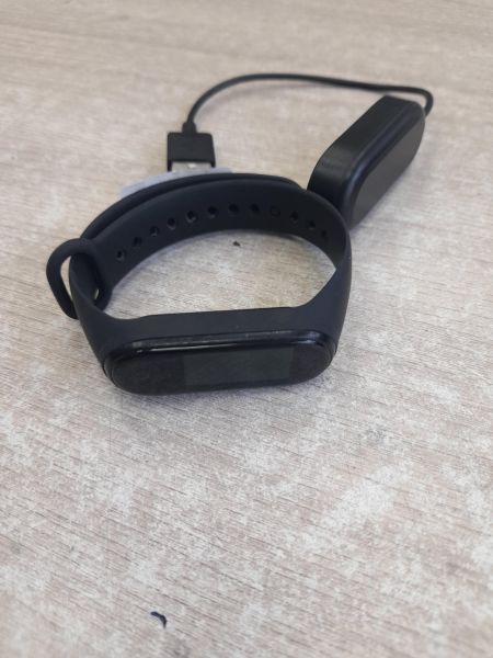 Купить Xiaomi Mi Smart Band 4 NFC (XMSH08HM) с СЗУ в Иркутск за 700 руб.