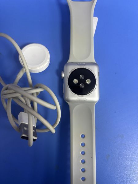 Купить Apple Watch Series 3 38mm (A1858) с СЗУ в Ангарск за 2000 руб.
