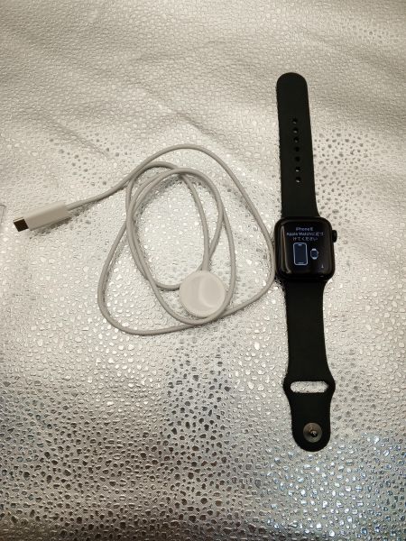 Купить Apple Watch SE 2 40mm (A2722) с СЗУ в Новосибирск за 3700 руб.