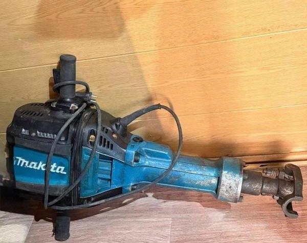 Купить Makita HM1802 в Новосибирск за 57700 руб.