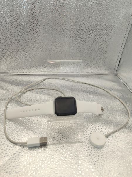 Купить Apple Watch SE 40mm (A2351) с СЗУ в Новосибирск за 4900 руб.