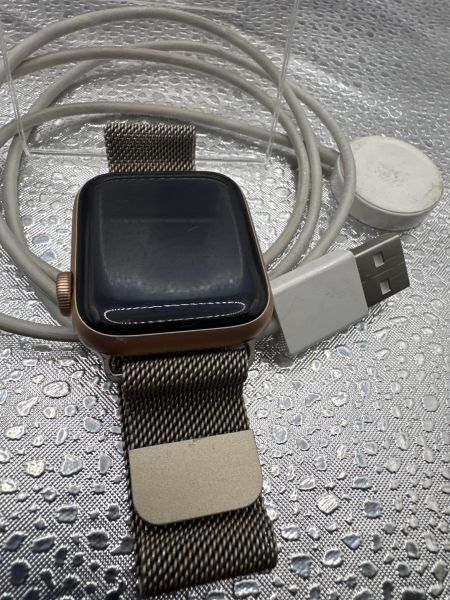 умные часы и браслеты Apple Watch SE 40mm (A2351) с СЗУ в Новосибирск