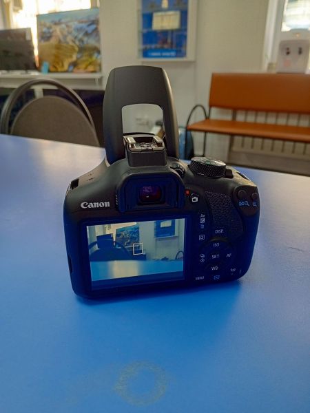 фотоаппарат Canon EOS 1300D (DS126621) Kit с СЗУ в Усть-Илимск
