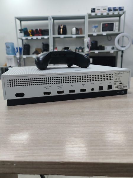 игровая приставка Microsoft Xbox One S 1000GB (1681, с дисководом) в Усть-Илимск